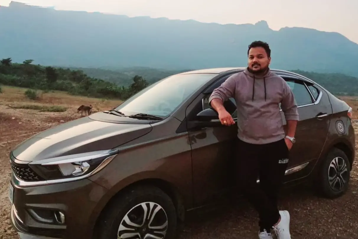 ക്രൂസ് കപ്പലിലെ ജീവനക്കാരനായ പ്രവീൺ പുതിയ കാറിനൊപ്പം | Photo: instagram.com/pravinjoshilkar_cruisevlogger