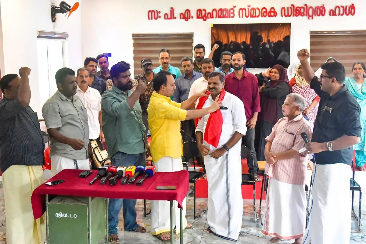 സിപിഎം അംഗത്വം സ്വീകരിച്ച ജനശബ്ദം കർമസമിതി ചെയർമാൻ നസീർ ആലക്കലിനെ സിപിഎം ജില്ലാസെക്രട്ടറി കെ. റഫീഖ് ഹാരമണിയിച്ച് സ്വീകരിക്കുന്നു. എൽഡിഎഫ് കൺവീനർ സി.കെ. ശശീന്ദ്രൻ ഉൾപ്പെടെയുള്ളവർ സമീപം.|Photo: K Rafeeq