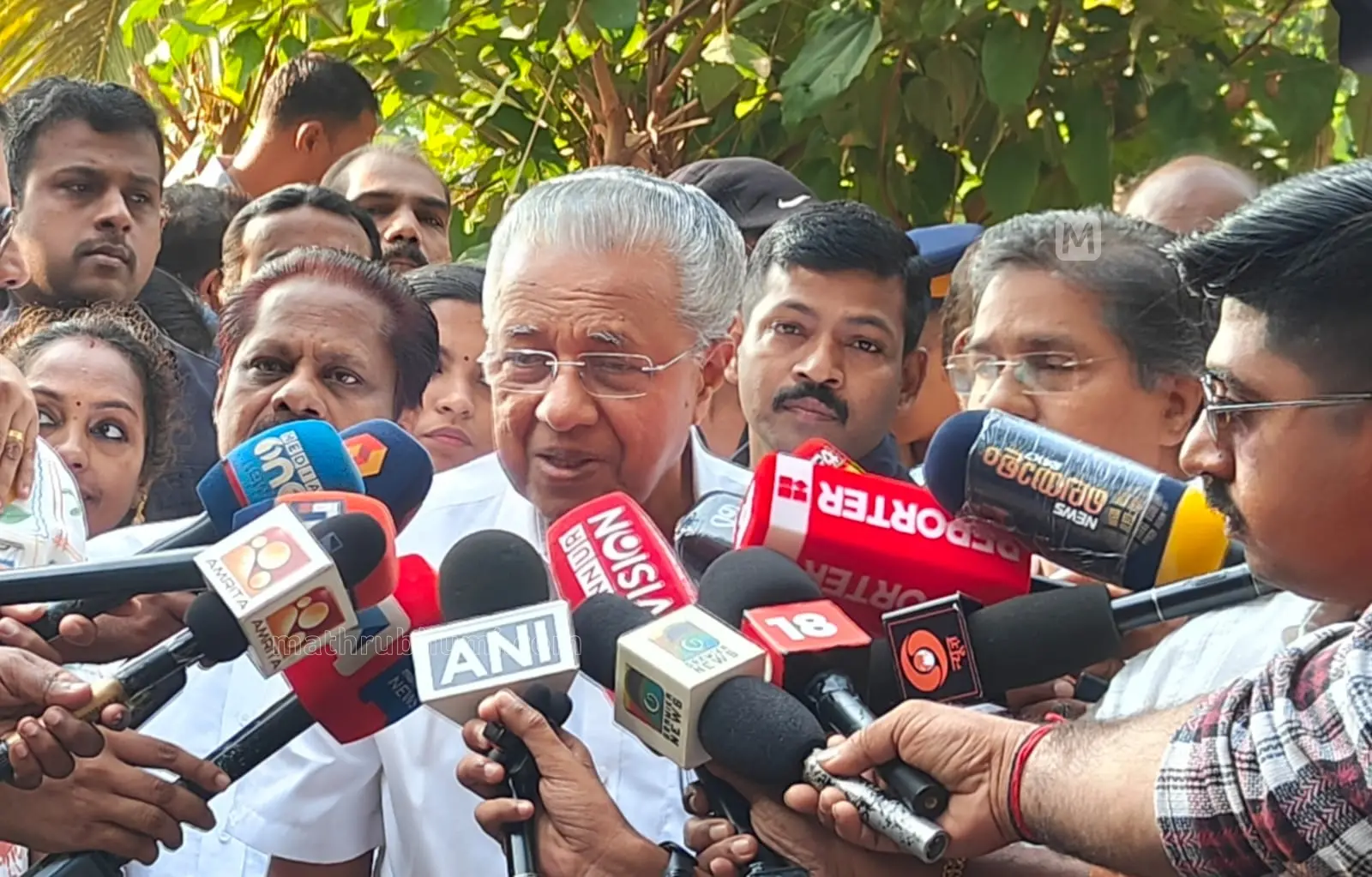 മുഖ്യമന്ത്രി പിണറായി വിജയൻ മാധ്യമങ്ങളോട് സംസാരിക്കുന്നു |ഫോട്ടോ: സി.സുനില്‍കുമാര്‍