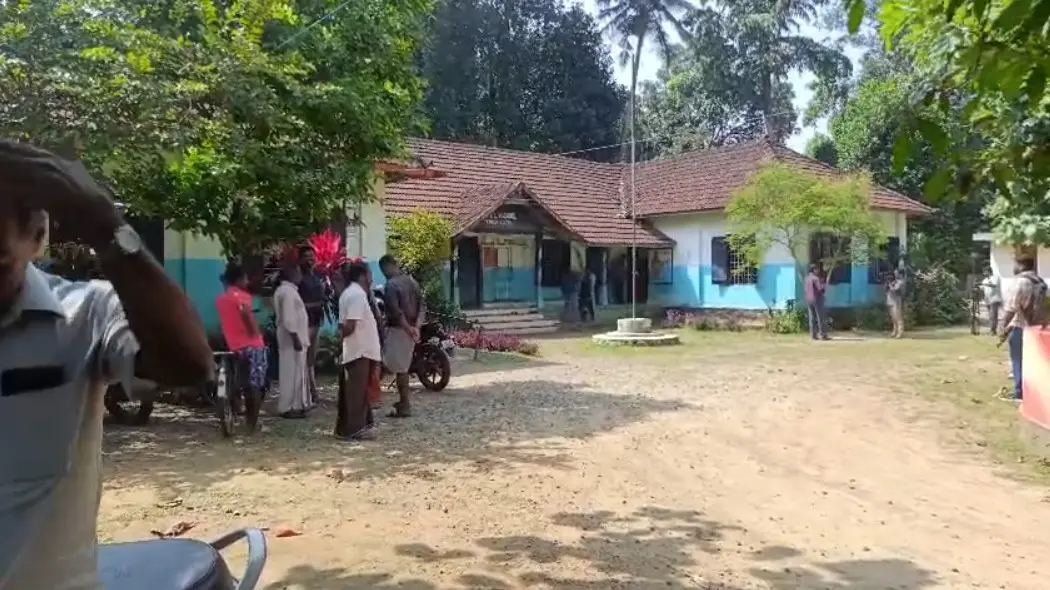 വിവരം അറിഞ്ഞ് പൂവത്തുമ്മൂട് സ്കൂളിൽ എത്തിയ പ്രദേശവാസികൾ