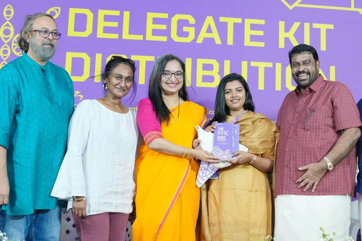ലിജോമോൾ ജോസ് ദിവ്യ എസ്. അയ്യറില്‍നിന്ന് ഡെലിഗേറ്റ് കിറ്റ് ഏറ്റുവാങ്ങുന്നു | Photo: Mathrubhumi