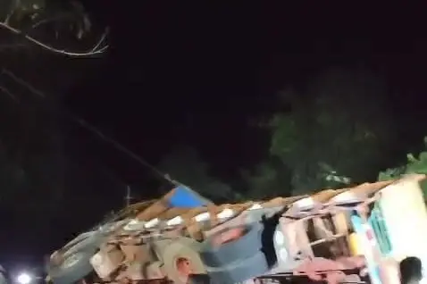 കുട്ടിക്കാനം വളഞ്ഞങ്ങാനത്തിന് സമീപം ലോറി മറിഞ്ഞ് അപകടം