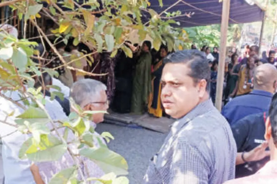 ‘കന്നിവോട്ട് മുഖ്യമന്ത്രിക്ക്’; മുക്കാൽ മണിക്കൂറോളം വരിനിന്ന് വോട്ടുചെയ്ത് സ്പീക്കർ
