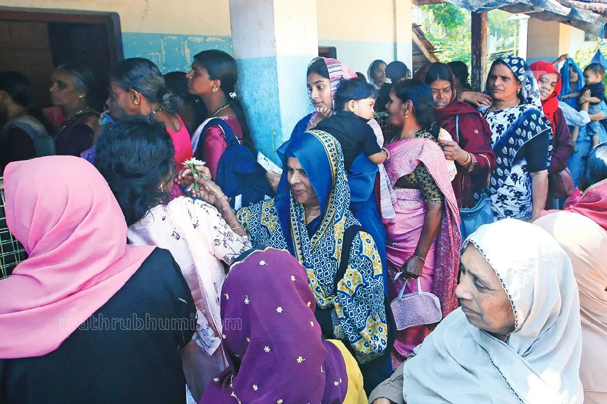 ചൂരല്മല മദ്രസ ഹാളിലെ 001 നമ്പര് ബൂത്തിലെത്തിയ വോട്ടര്മാര്.|Photo: Mathrubhumi