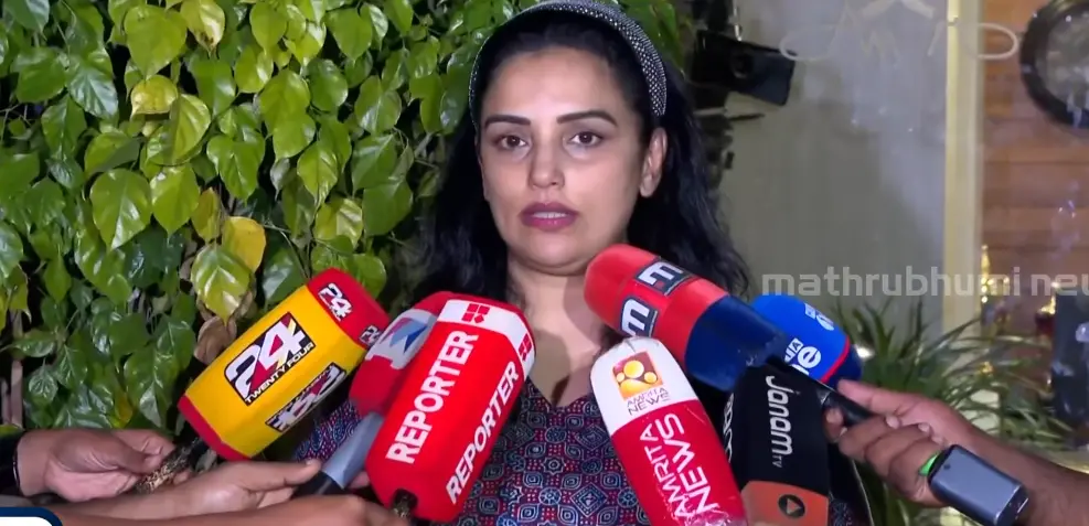 ശ്വേത മേനോൻ മാധ്യമങ്ങളോട് പ്രതികരിക്കുന്നു