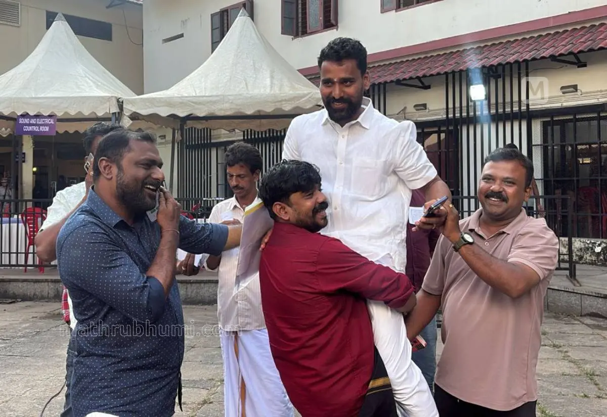 പൊറ്റമ്മലില്‍ നിന്നും വിജയിച്ച ബിജെപി സ്ഥാനാര്‍ഥി ടി.രനീഷിനെ എടുത്തുയര്‍ത്തി ആഘോഷം പങ്കിടുന്ന പ്രവര്‍ത്തകര്‍