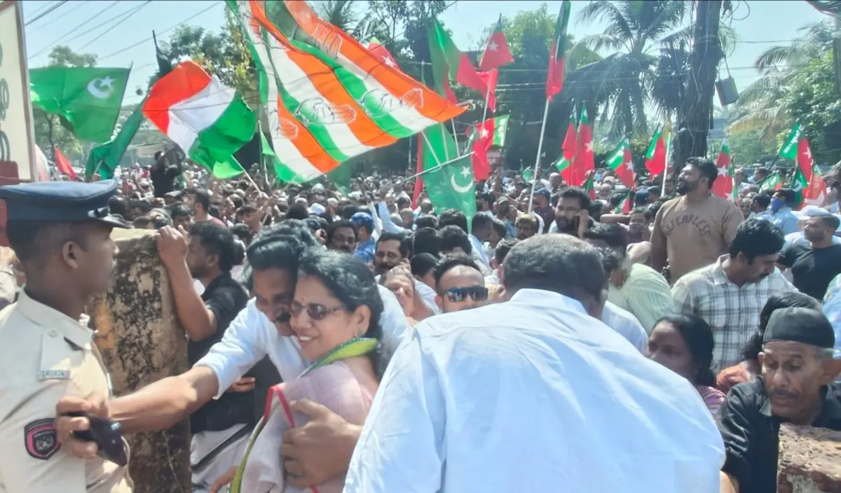 A party worker taking a selfie with UDF mayoral candidate P. Indira at the Kannur Corporation. | Photo: MBI