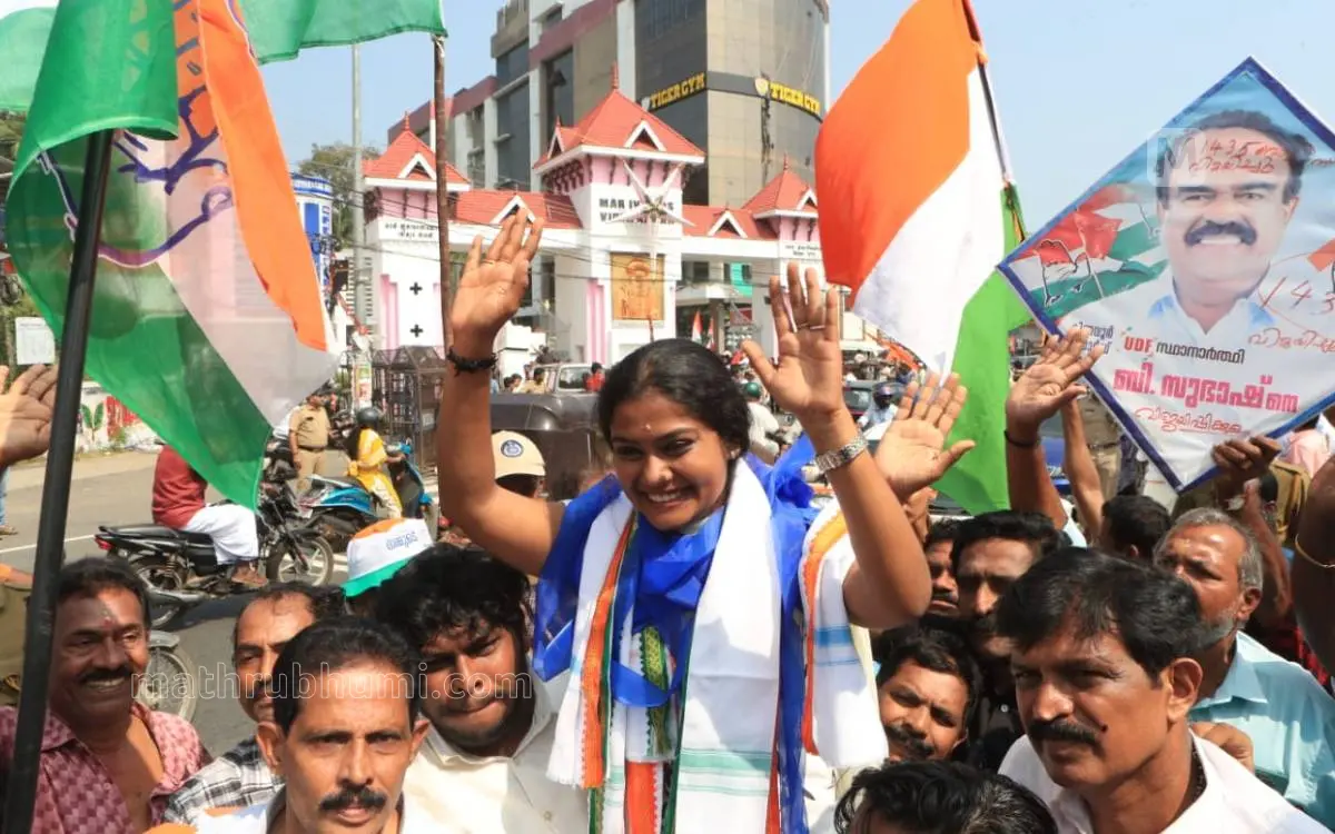 Congress wokrers celebrate win of Vyshna Suresh in Muttada ward | Photo: Biju Varghese/ Mathrubhumi