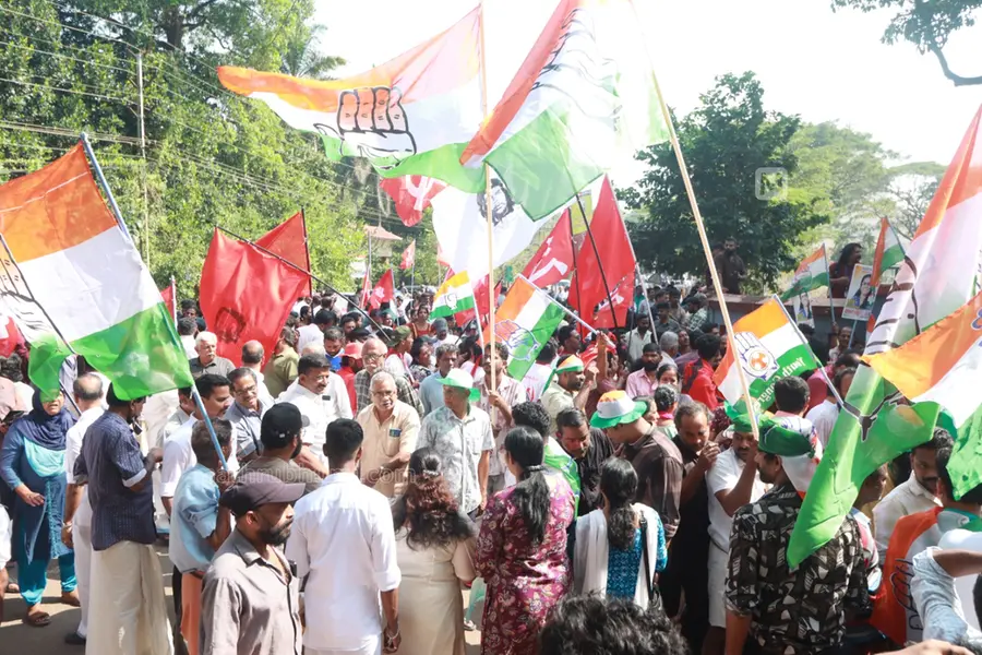 തൃശ്ശൂരിൽ യുഡിഎഫിന്റെ കൊടിയേറ്റ്; അടിപതറി ഇടതുപക്ഷം, മായുന്നോ &#x27;സുരേഷ് ഗോപി&#x27; ഫാക്ടർ