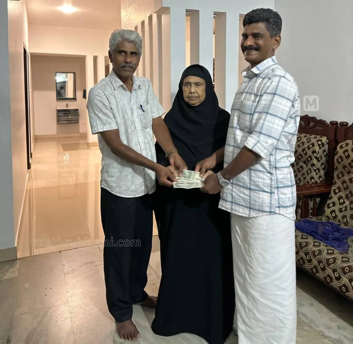 അയൂബിനും ഇസ്ഹാഖിനും ഉമ്മ ഇമ്പിച്ചി ആയിഷ കെട്ടിവെക്കാനുള്ള പണം നല്കുന്നു