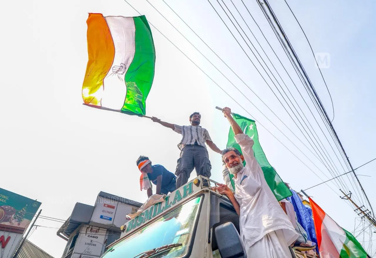 UDF workers celebrate their victory in local body elections at Pathanamthitta Central Junction | Photo: Mathrubhumi