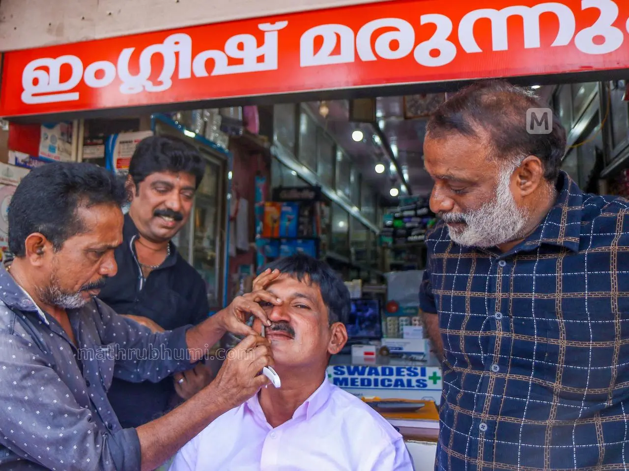 സിപിഎം പ്രവര്ത്തകൻ ബാബു വര്ഗീസ് മീശ വടിയ്ക്കുന്നു | ഫോട്ടോ: അരവിന്ദ് ലെനിൻ/ മാതൃഭൂമി