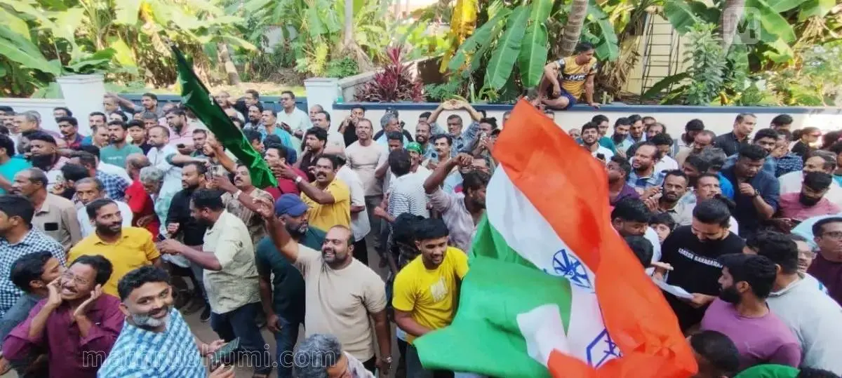 കോഴിക്കോട് നടക്കാവ് സ്കൂളിന് മുമ്പില് യുഡിഎഫ് പ്രവര്ത്തകരുടെ ആഹ്ലാദം| ഫോട്ടോ: കെ.കെ സന്തോഷ് മാതൃഭൂമി