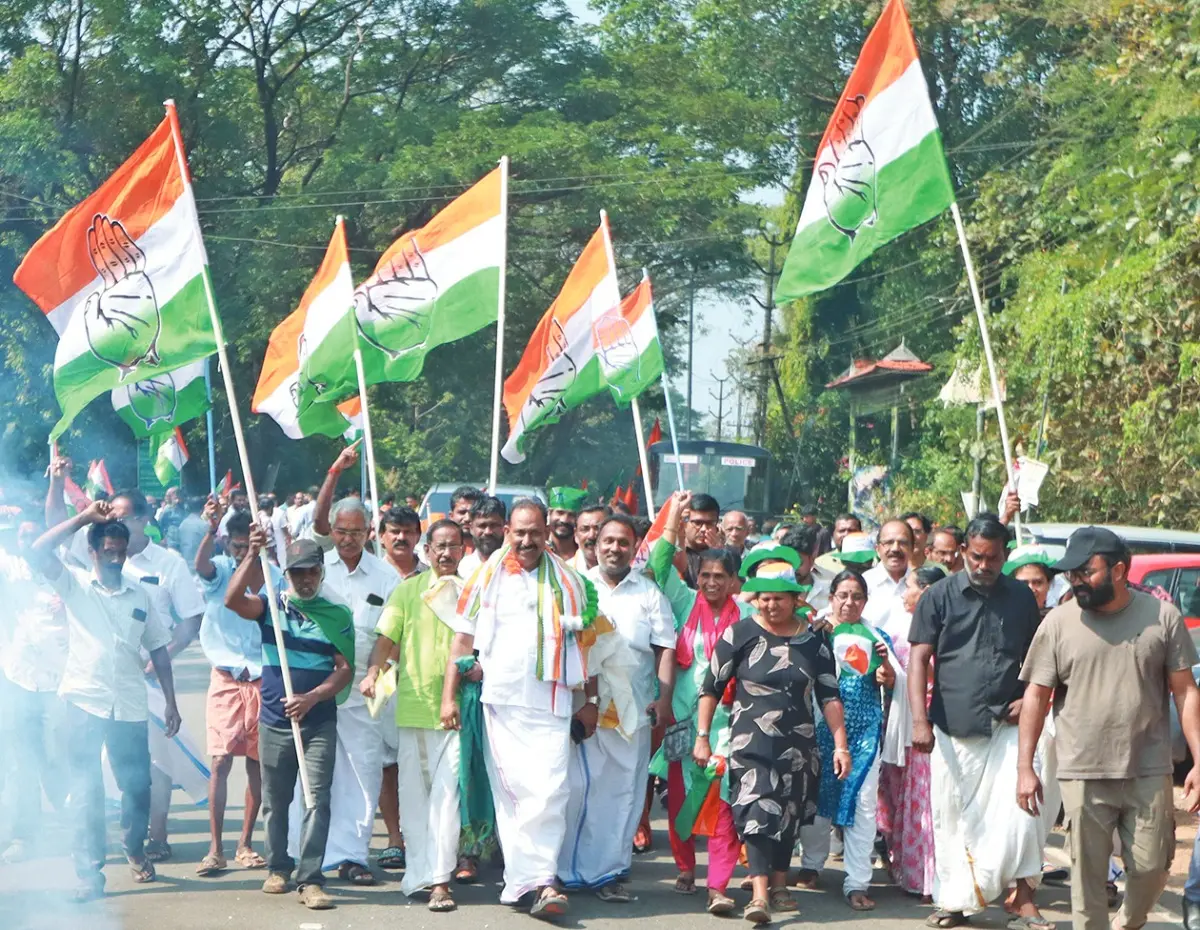 തൃശ്ശൂർ എൻജിനീയറിങ് കോളേജ് കൗണ്ടിങ് സ്റ്റേഷനു മുൻപിൽ കോൺഗ്രസ് പ്രവർത്തകരുടെ ആഹ്ലാദപ്രകടനം
