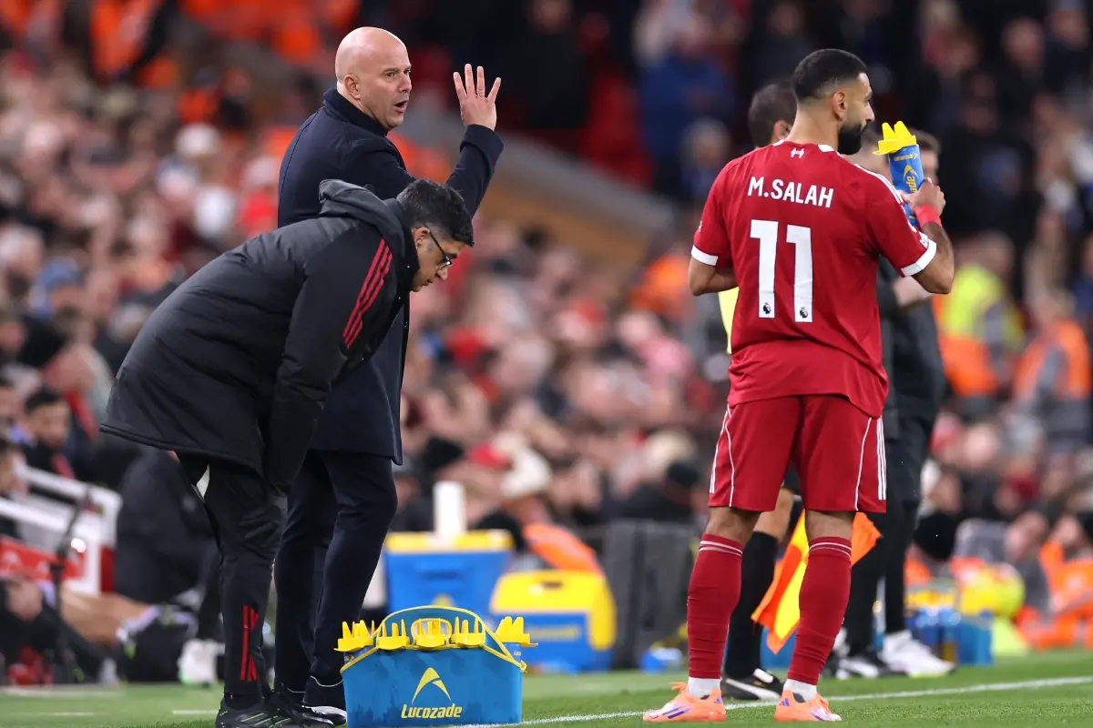 Arne Slot, Manager of Liverpool, talks to Mohamed Salah of Liverpool during the Premier League match between Liverpool and Brighton & Hove Albion | Photo: Carl Recine/Getty Images