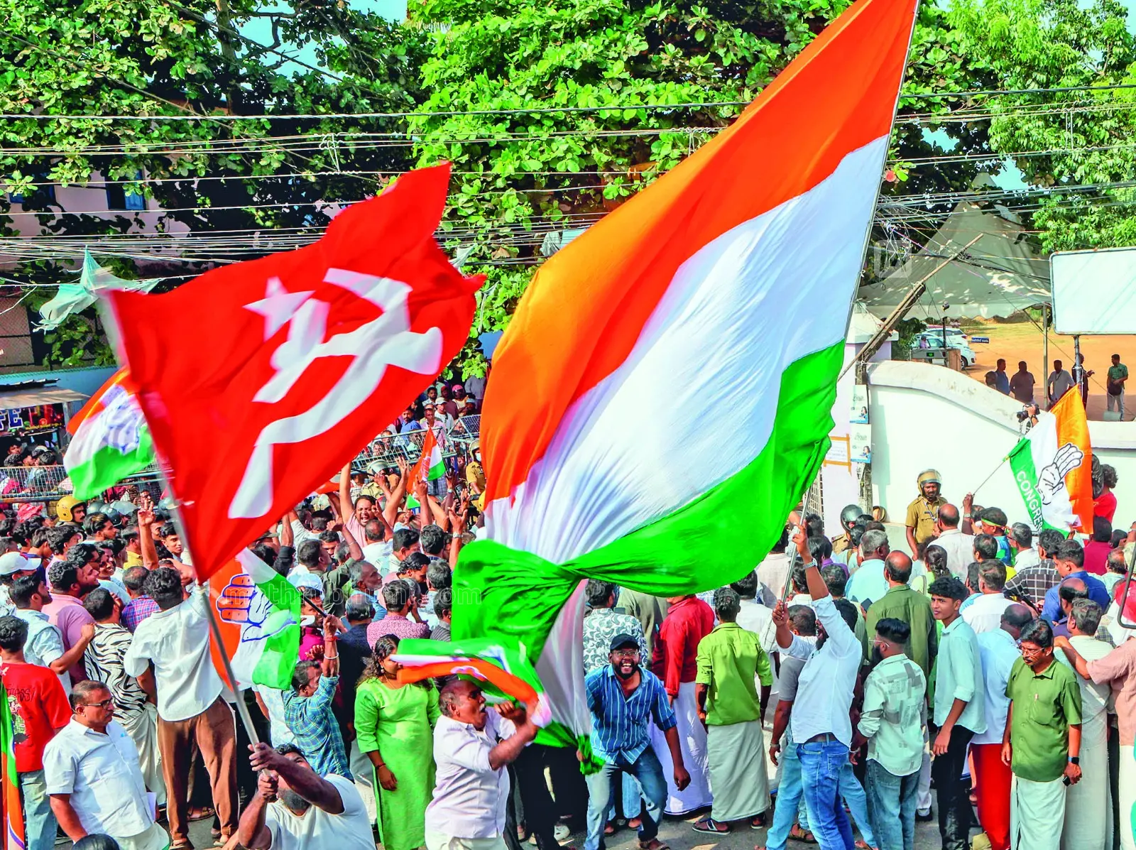 വോട്ടെണ്ണല് കേന്ദ്രമായ തേവള്ളി ബോയ്സ് ഹൈസ്കൂളിനുമുന്നില് ഫലപ്രഖ്യാപനത്തിനിടെ സൈക്കിളിൽ കൊടിവീശുന്ന പ്രവർത്തകർ | ഫോട്ടോ: സി. ആർ. ഗിരീഷ് കുമാർ