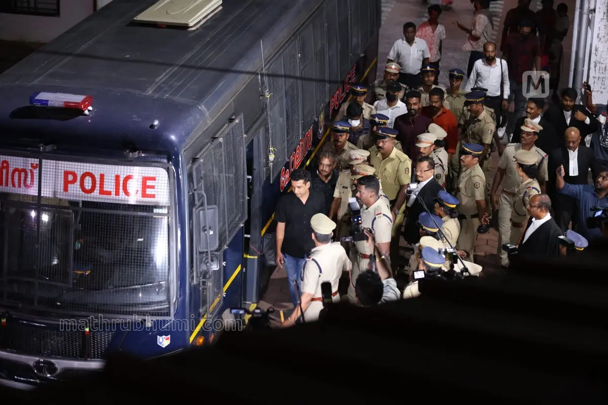 നടിയെ ആക്രമിച്ച കേസിൽ 20 വർഷം കഠിനതടവിന് ശിക്ഷിക്കപ്പെട്ട ഒന്നാം പ്രതി എൻ.എസ്.സുനിൽ (പൾസർ സുനി), രണ്ടാം പ്രതി മാർട്ടിൻ ആന്റണി, മൂന്നാം പ്രതി ബി.മണികണ്ഠൻ, നാലാം പ്രതി വി.പി.വിജീഷ്, അഞ്ചാം പ്രതി എച്ച്.സലിം, ആറാം പ്രതി പ്രദീപ് എന്നിവരെ എറണാകുളം പ്രിൻസിപ്പൽ സെഷൻസ് കോടതിയിൽ നിന്നും ജയിലിലേക്ക് കൊണ്ടുപോകുന്നു | ഫോട്ടോ: ടി.കെ. പ്രദീപ്‌കുമാർ / മാതൃഭൂമി