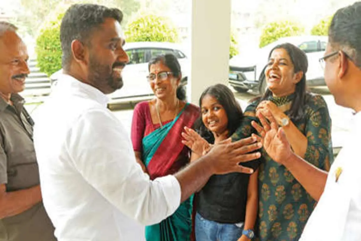 ജില്ലാപഞ്ചായത്ത് കുമരകം ഡിവിഷനിൽനിന്ന് വിജയിച്ച യുഡിഎഫിലെ പി.കെ. വൈശാഖ് നാട്ടുകാർക്കൊപ്പം സൗഹൃദ സംഭാഷണത്തിൽ