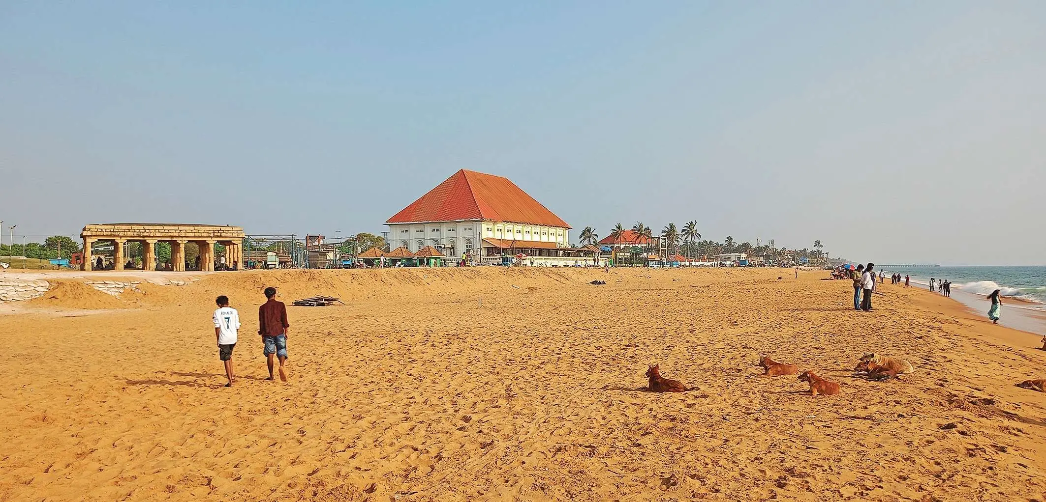 • തീരം നഷ്ടപ്പെട്ടതിനെ തുടർന്ന് പൈതൃക നിർമിതികളെ സംരക്ഷിച്ചുനിർത്താൻ കൃത്രിമ തീരമുണ്ടാക്കുന്ന ശംഖുംമുഖം