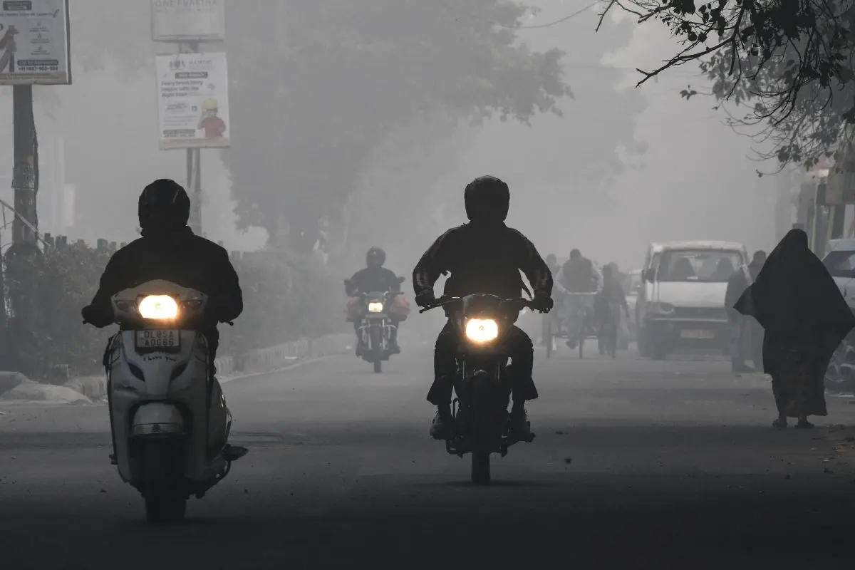 Vehicles move through dense smog, as poor air quality continues to reduce visibility, in New Delhi on Sunday. (ANI Photo/Naveen Sharma)