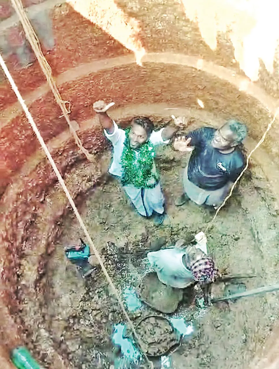 പുല്പറ്റ പഞ്ചായത്ത് നാലാംവാർഡിൽനിന്നു ജയിച്ച മുസ്ലിംലീഗ് സ്ഥാനാർഥി ഉസ്മാൻ തനിക്കുവേണ്ടി പ്രവർത്തിച്ച ഷിഹാബിനോട് നന്ദിപറയാൻ കിണറ്റിലിറങ്ങിയപ്പോൾ
