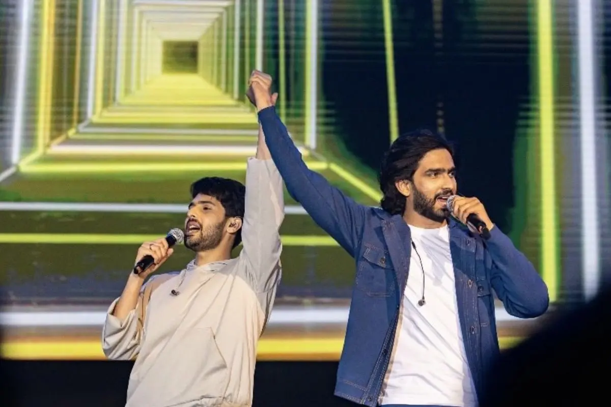 Armaan Malik performing with brother Amaal Mallik