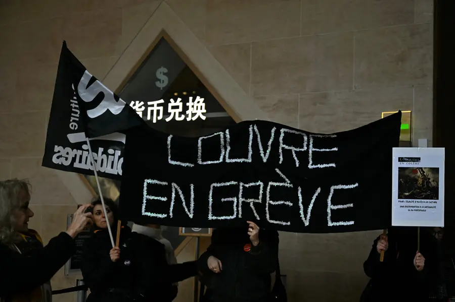 'Louvre on strike': Museum shuts as staff protest working conditions