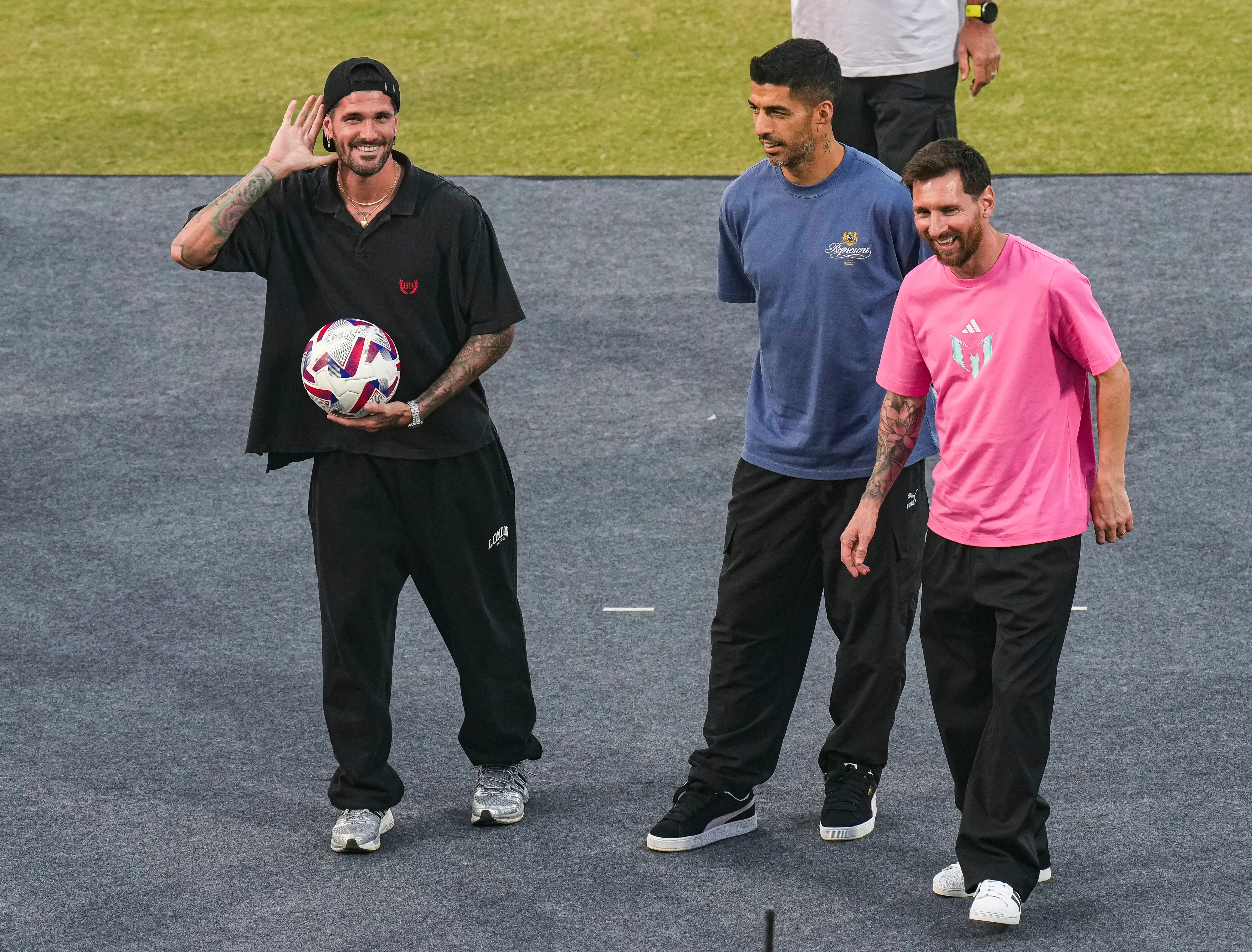 Argentine footballer Lionel Messi, right, with compatriot footballer Rodrigo De Paul, left, and Uruguayan footballer Luis Suarez during an event as part of the 'GOAT India Tour 2025', at Arun Jaitley Stadium, in New Delhi | Photo: PTI