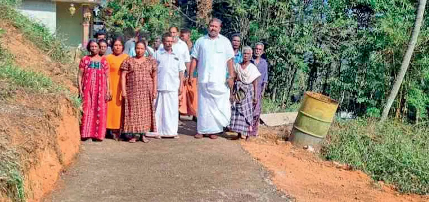 മാങ്കോട് ഒരിപ്പുറം ഉന്നതിയിലെ അഞ്ച് കുടുംബങ്ങൾക്കായി നിർമിച്ചുനൽകിയ വഴിയിൽ മാങ്കോട് ഷാജഹാൻ (വലത്ത്) നാട്ടുകാർക്കൊപ്പം