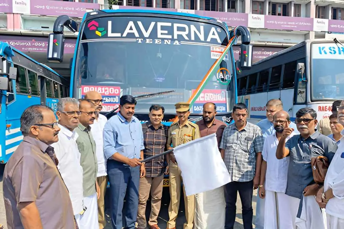 ലാവർണ ട്രാൻസ്പോർട്ടിന്റെ ശീതീകരിച്ച പുതിയ ബസ് സെൻട്രൽസോൺ ട്രാൻസ്പോർട്ട് കമ്മിഷണർ എം.പി. ജയിംസ് ഫ്ലാഗ്ഒാഫ് ചെയ്യുന്നു