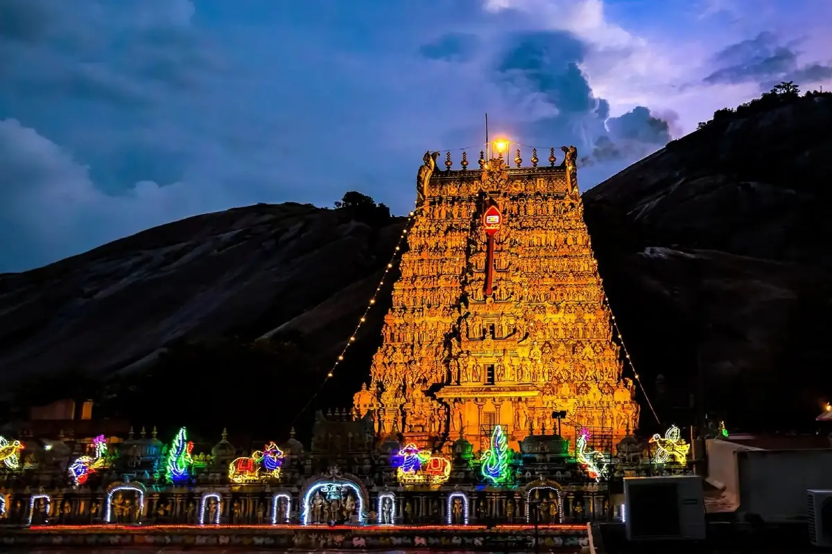 മധുരയിലെ തിരുപ്പറങ്കുണ്ഡ്രം സുബ്രഹ്‌മണ്യക്ഷേത്രം | Photo: x.com/CliosChronicles/