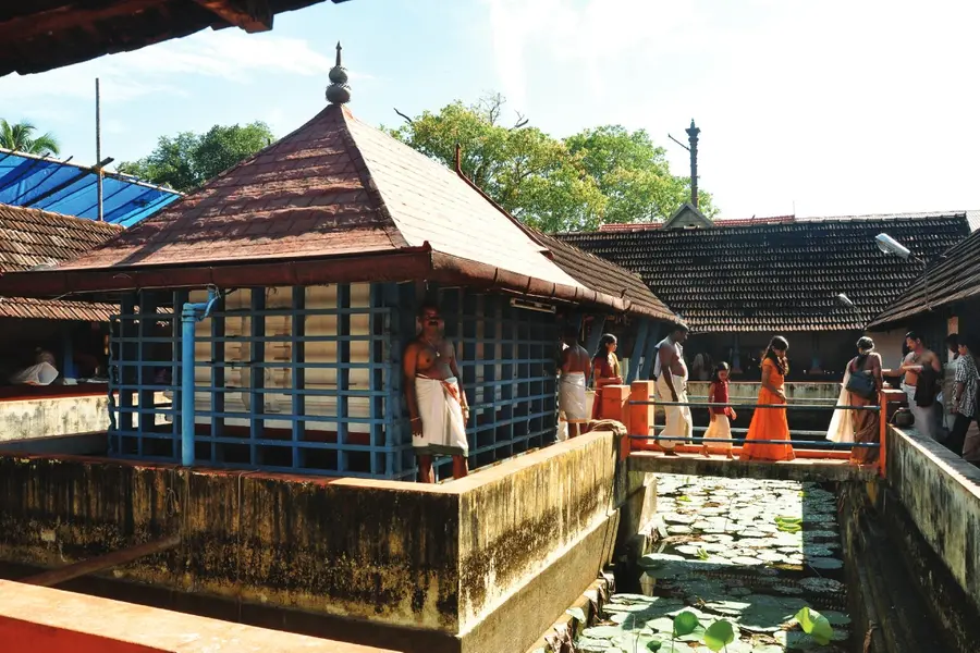 ശ്രീകോവിലില് കയറി വിഗ്രഹത്തില് മാല ചാര്ത്താന് ദമ്പതിമാരുടെ ശ്രമം; ദക്ഷിണ മൂകാംബിക ക്ഷേത്രത്തില് ബുധനാഴ്ച ശുദ്ധികലശം നടത്തും