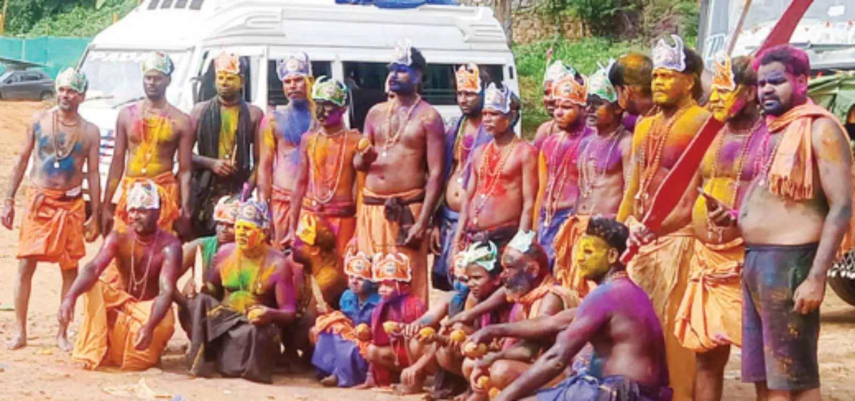 എരുമേലിയിൽ രാസസിന്ദൂരത്തിന് നിരോധനമുണ്ടെങ്കിലും പേട്ടതുള്ളലിനായി പല കളറുകളിൽ ഭക്തർ | Photo:mathrubhumi