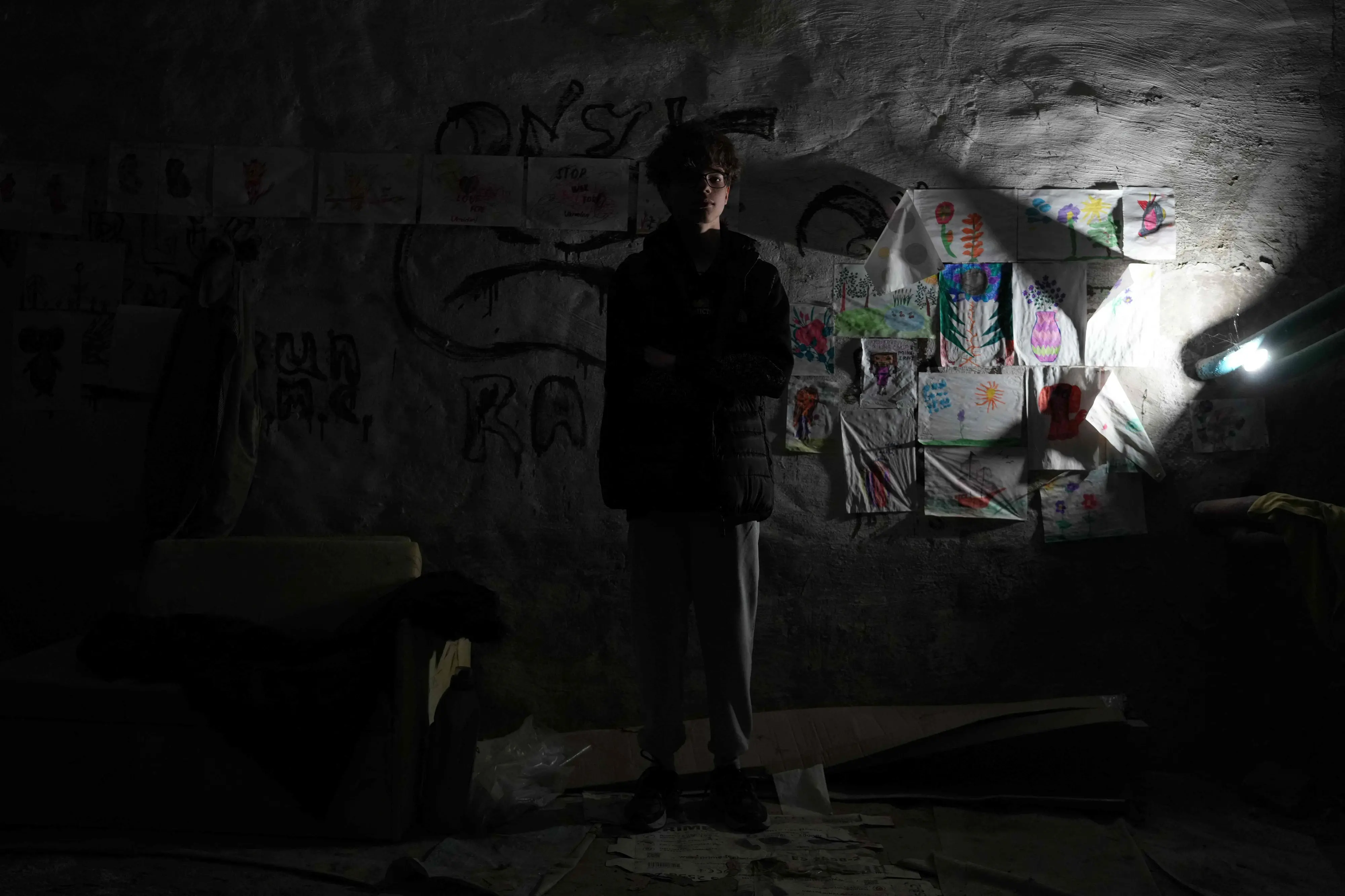 Bohdan Levchykov, a 15-year-old teenager, poses in the shelter of his building, in Balakliia, on October 13, 2025.| Photo: AFP