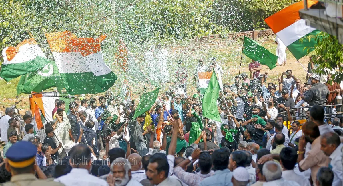 തൊടുപുഴ നഗരസഭയിലെ വിജയത്തിൽ യുഡിഎഫ് പ്രവർത്തകർ തൊടുപുഴയിലെ വോട്ടെണ്ണൽ കേന്ദ്രത്തിനു മുന്നിൽ നടത്തിയ ആഹ്ലാദ പ്രകടനം | ഫോട്ടോ: ശ്രീജിത്ത് പി രാജ് / മാതൃഭൂമി