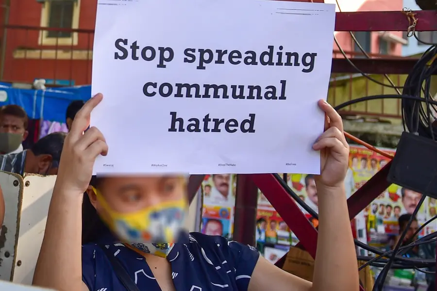 ‘ഇന്നത്തെ വാട്സാപ്പ് സന്ദേശങ്ങള് നാളത്തെ നിയമങ്ങളായി മാറാന് എല്ലാ സാധ്യതകളുമുണ്ട്’; ‘ലൗ ജിഹാദും മറ്റു കെട്ടുകഥകളും’ പറയുന്നത്