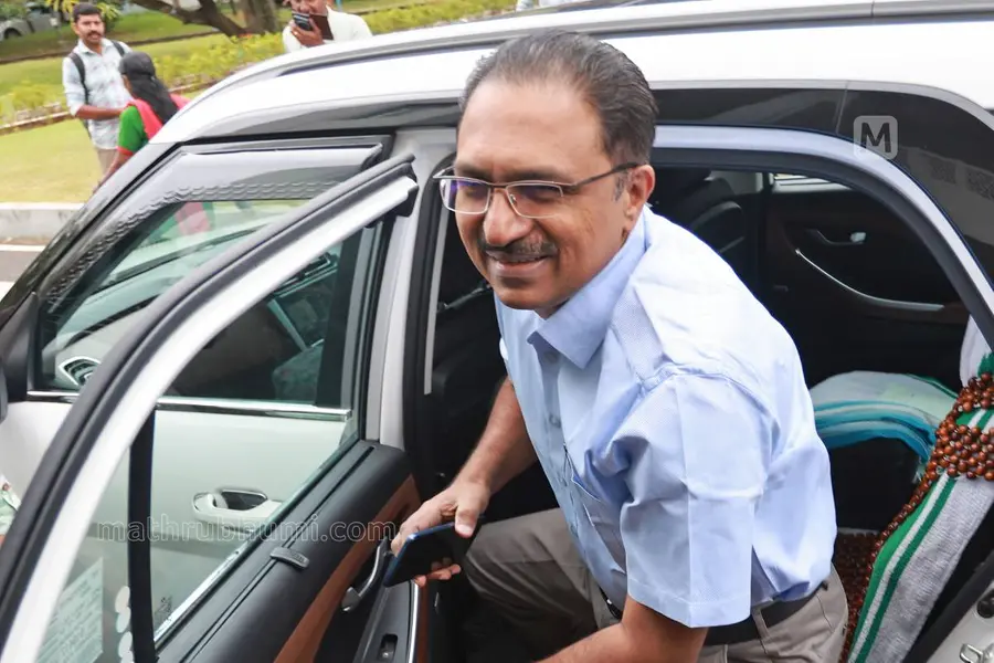 ‘കേരള’യിലും മുട്ടുമടക്കി സര്ക്കാര്, രജിസ്ട്രാറെ ശാസ്താം കോട്ട ഡി.ബി കോളേജിലേക്ക് മാറ്റി