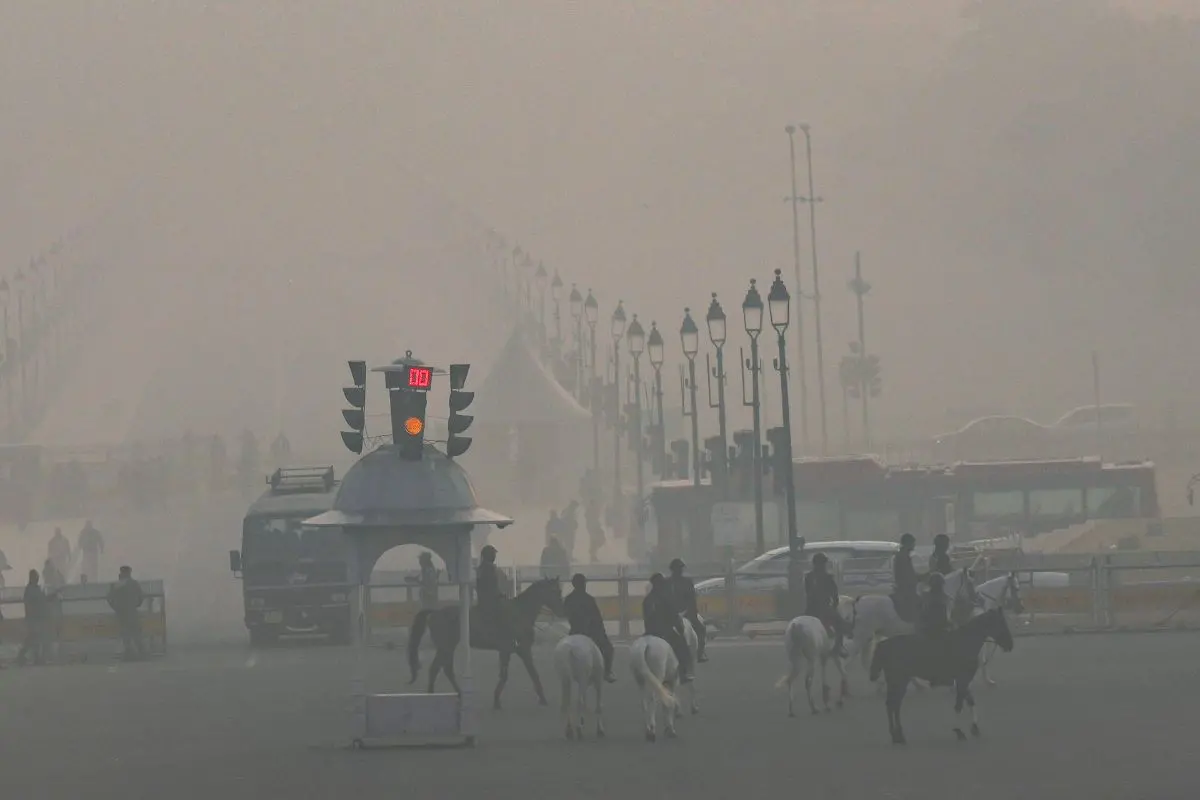 The President's Bodyguards (PSG) at Vijay Chowk on a smoggy winter morning, in New Delhi, Wednesday, Dec. 17, 2025 (Photo: PTI)