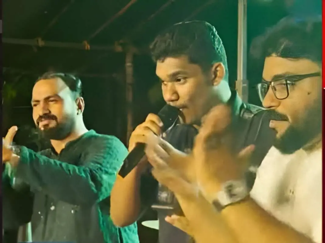 തിരഞ്ഞെടുപ്പ് പ്രചാരണത്തിനിടെ ഗാനം ആലപിക്കുന്നു | Photo: Screengrab/ Mathrubhumi News