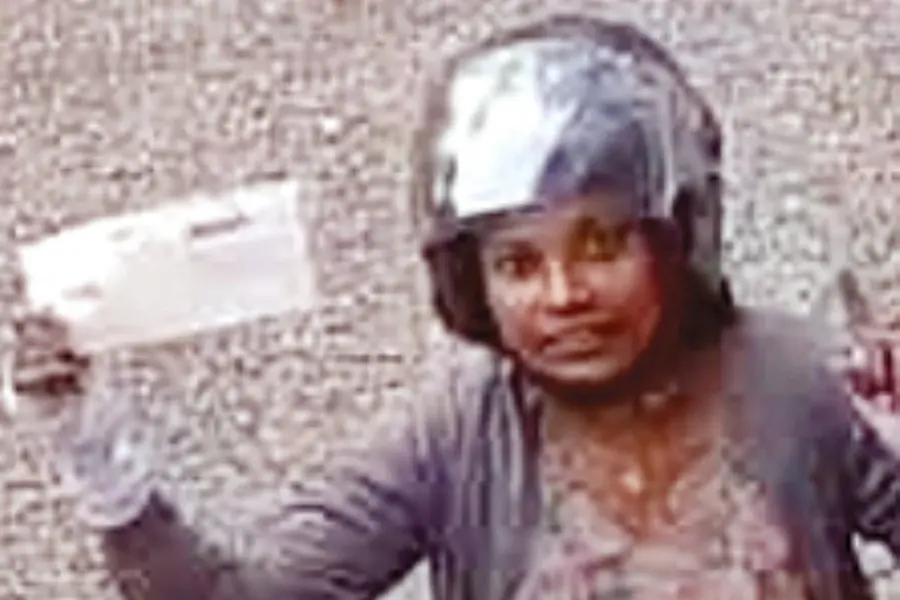 വീട്ടിൽ ആളില്ല, കത്ത് അയൽപ്പക്കത്ത് ഏൽപ്പിച്ചിട്ടുണ്ടെന്ന് സിസിടിവിയിലൂടെ അറിയിച്ച് പോസ്റ്റ് വുമൻ; ദൃശ്യങ്ങൾ വൈറൽ