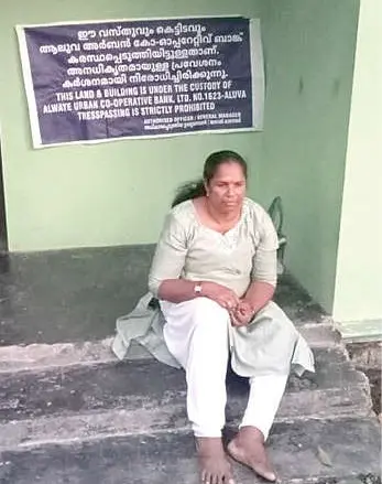 വീട് ജപ്തി ചെയ്തതിനെ തുടർന്ന് വീടിന്റെ ഇറയത്തിരിക്കുന്ന ആവണംകോട് മണിയത്തറ പുല്ലന്തറവീട്ടിൽ സീന ശശി