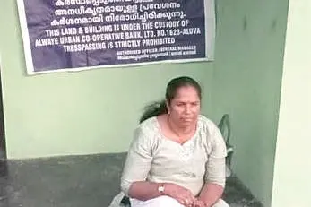 ഒന്ന് ആശുപത്രിയില്‍പോയി വന്നപ്പോഴേക്കും 'കിടപ്പിടം നഷ്ടപ്പെട്ട് വീട്ടമ്മ'