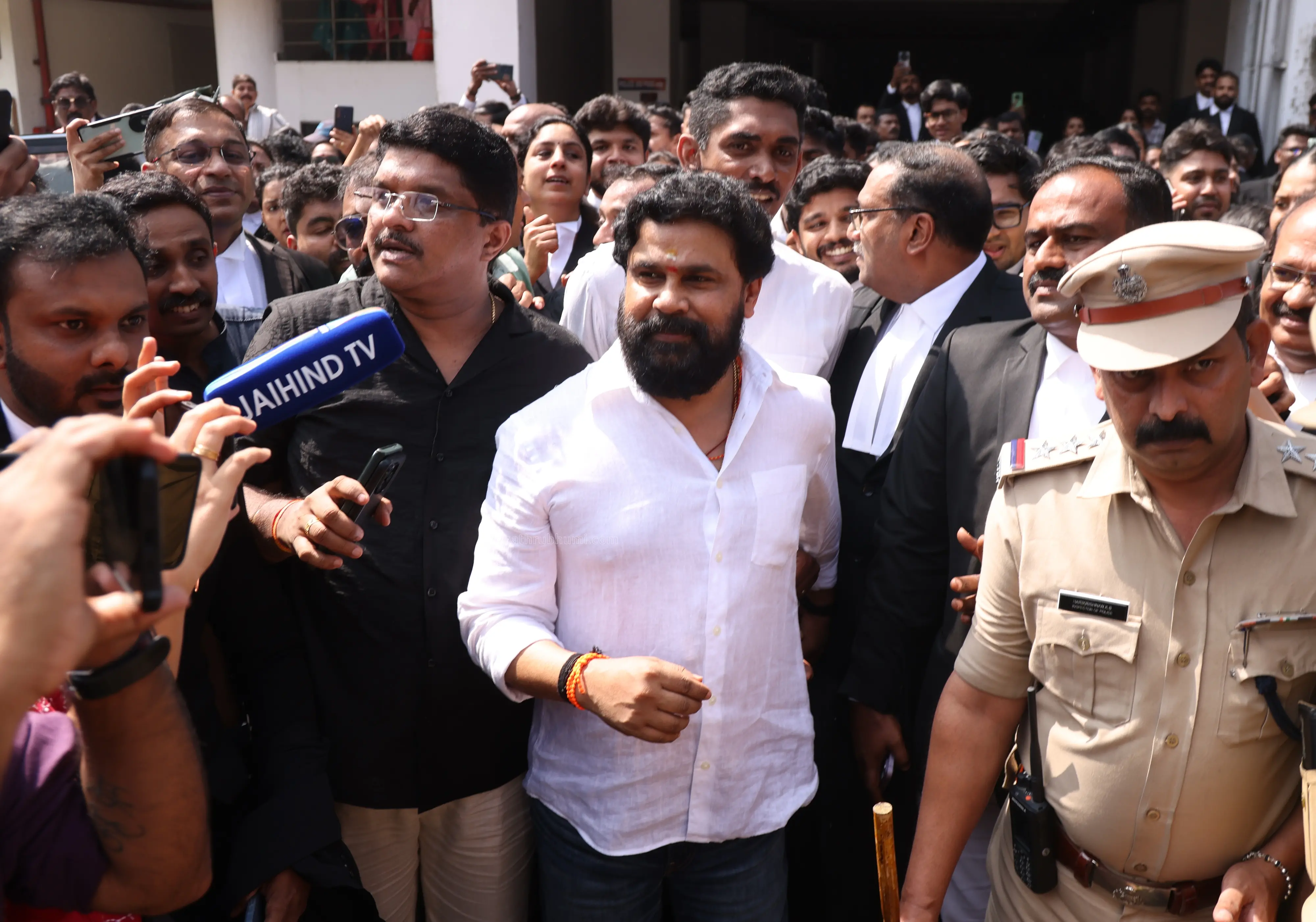 കോടതിയിൽനിന്ന് പുറത്തേക്ക് വരുന്ന നടൻ ദിലീപ് | ഫോട്ടോ: മാതൃഭൂമി