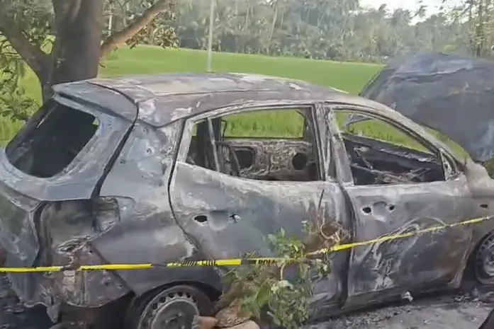 പാലക്കാട് ധോണിയിൽ കാർ കത്തിനശിച്ചു; ഉള്ളിൽ ഒരാൾ മരിച്ച നിലയിൽ