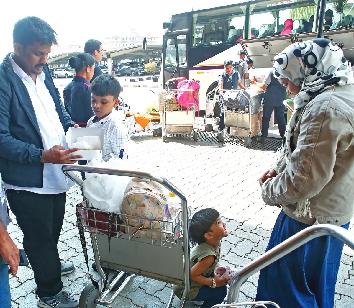 കൊച്ചി വിമാനത്താവളത്തിൽ ഇറക്കിയ എയർഇന്ത്യ എക്സ്പ്രസിന്റെ ജിദ്ദ-കോഴിക്കോട് വിമാനത്തിലെ യാത്രക്കാരായ കൊണ്ടോട്ടി സ്വദേശി ശിഹാബും കുടുംബവും കോഴിക്കോട്ടേക്കുള്ള ബസിൽ കയറാനായി തയ്യാറെടുക്കുന്നു