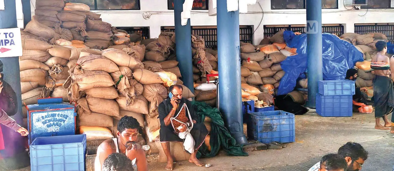 • ഭക്തർ ഇരുമുടിക്കെട്ടിൽ കൊണ്ടുവന്ന അരി, ശബരിമല സന്നിധാനത്തെ അരവണ കൗണ്ടറിന് സമീപം ചാക്കുകളിൽ കെട്ടിവെച്ച നിലയിൽ |ഫോട്ടോ: എസ്. ശ്രീകേഷ്