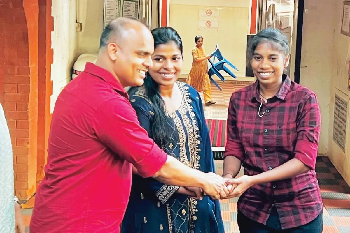 പൂക്കോട്ടുംപാടം പോലീസ് സ്റ്റേഷനിലെ എസ്‌സിപിഒ കെ.ടി. നൗഷാദ് കോഴിക്കോട് മഹിളാമന്ദിരത്തിലെ സുഹാസിനിക്ക് സഹോദരി മഞ്ജുളയെ പരിചയപ്പെടുത്തുന്നു