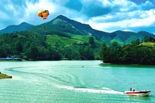 അത് അപകടമല്ല, വെള്ളത്തിൽ ലാൻഡ് ചെയ്തതാണ്; മാട്ടുപ്പെട്ടി പാരാസെയ്‌ലിങ്ങിൽ ടൂറിസം വകുപ്പ്