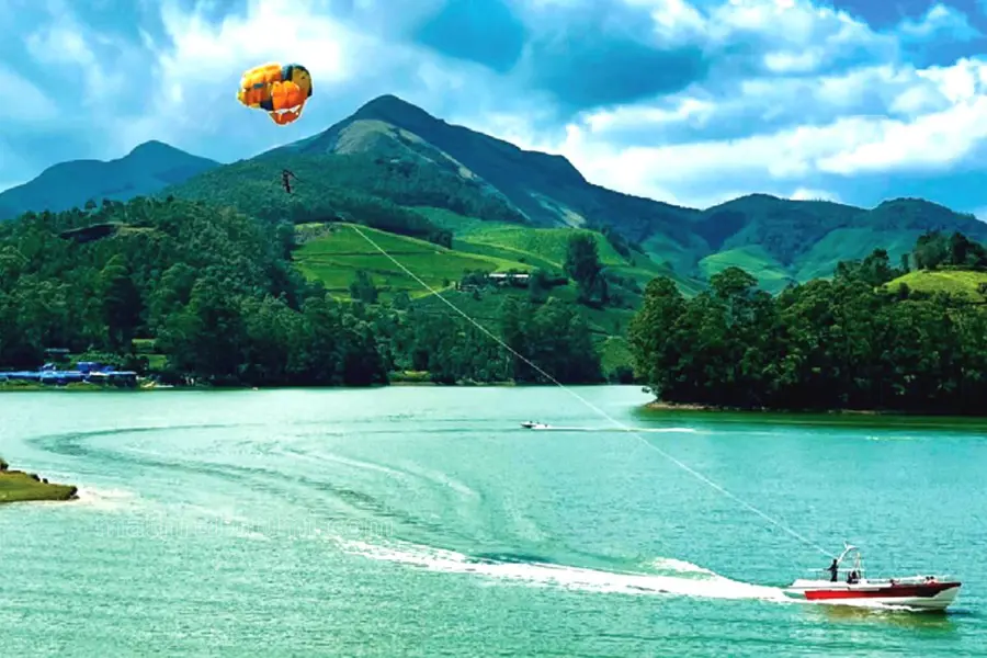 അത് അപകടമല്ല, വെള്ളത്തിൽ ലാൻഡ് ചെയ്തതാണ്; മാട്ടുപ്പെട്ടി പാരാസെയ്ലിങ്ങിൽ ടൂറിസം വകുപ്പ്