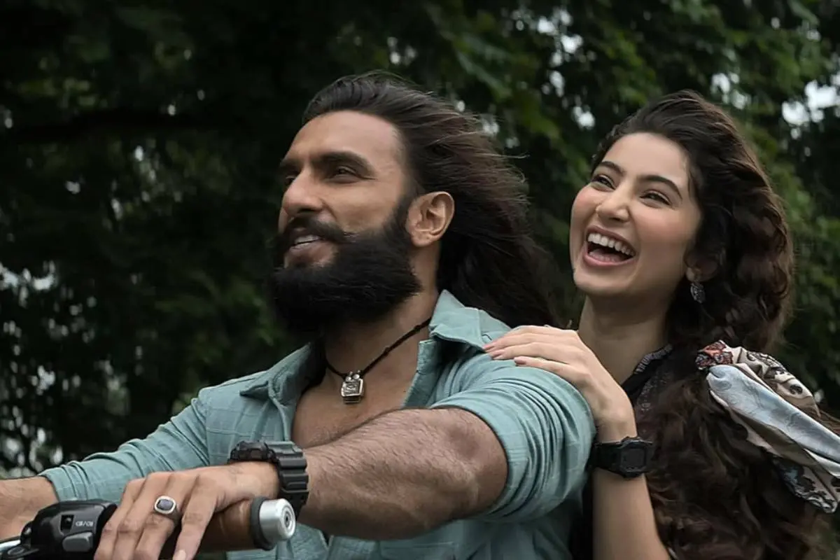 Ranveer Singh and Sara Arjun in Dhurandhar movie
